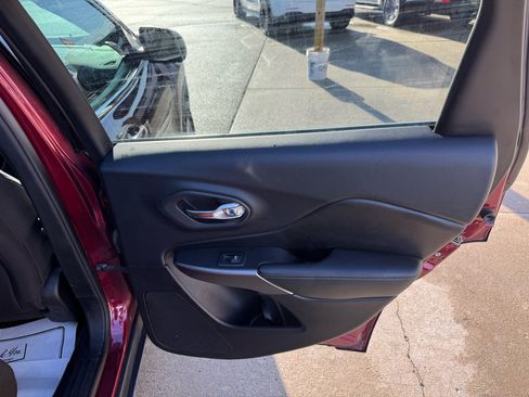 Used 2019 Jeep Cherokee Latitude w/ Cold Weather Group image 16