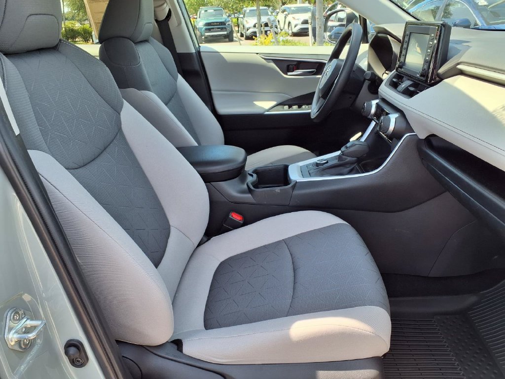Used 2022 Toyota RAV4 XLE AWD/4WD image 14