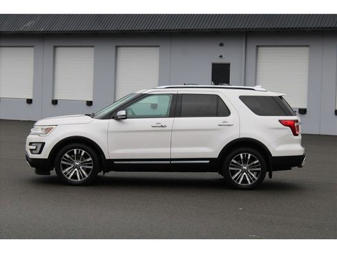 Used 2017 Ford Explorer Platinum image 2