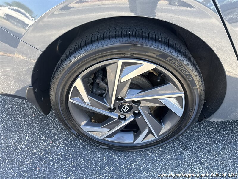 Used 2024 Hyundai Elantra Limited FWD image 12