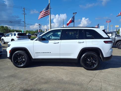 Used 2025 Jeep Grand Cherokee Altitude AWD/4WD image 9