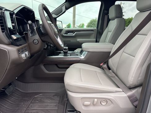 New 2026 GMC Sierra 1500 SLT image 16