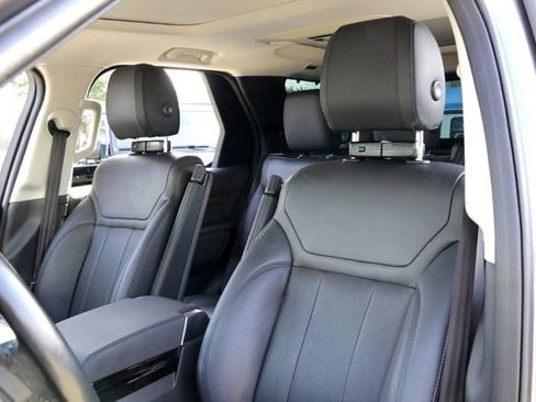 Used 2018 Land Rover Discovery HSE AWD/4WD image 11