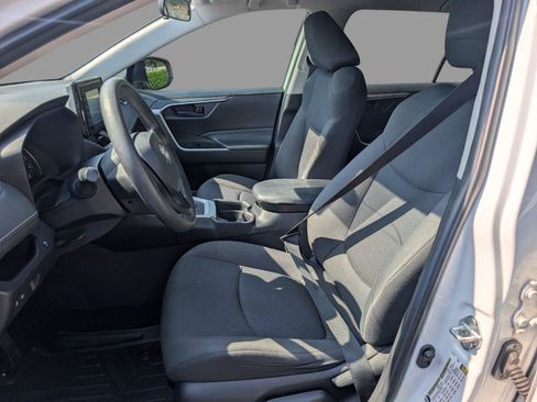 Used 2019 Toyota RAV4 LE FWD image 16