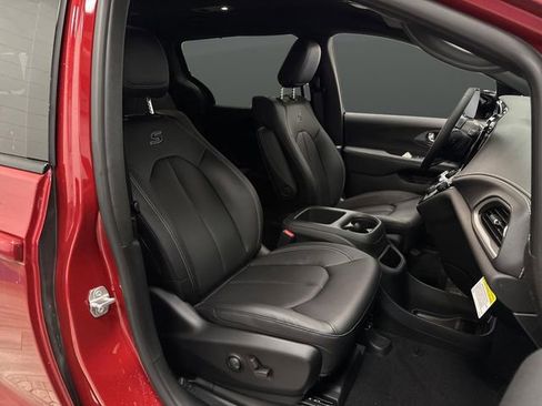 New 2026 Chrysler Pacifica Select image 30