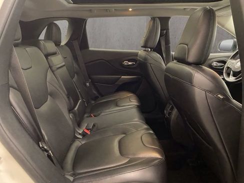Used 2019 Jeep Cherokee Overland w/ Technology Group AWD/4WD image 23