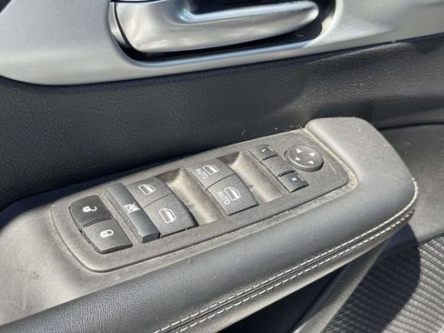 Used 2024 Chrysler Pacifica Limited FWD image 18