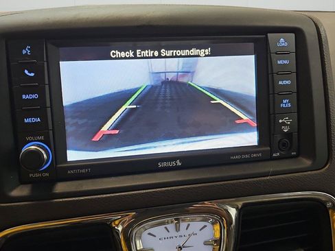 Used 2015 Chrysler Town & Country Touring-L w/ Driver Convenience Group FWD image 17