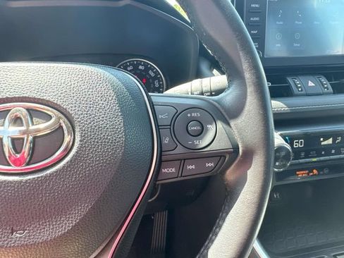 Used 2019 Toyota RAV4 XLE Premium FWD image 30