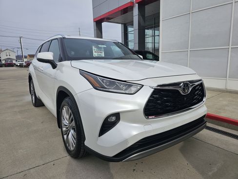 Used 2022 Toyota Highlander Platinum image 2