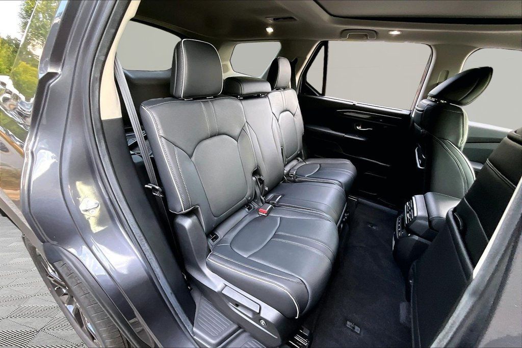 Used 2025 Honda Pilot Elite image 19