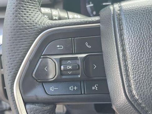 Used 2025 Toyota Tacoma TRD Sport AWD/4WD image 32