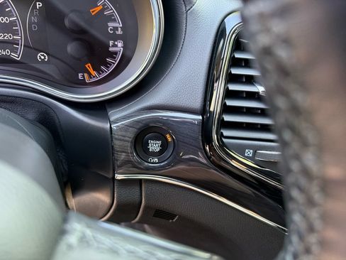 Used 2019 Jeep Grand Cherokee Overland AWD/4WD image 27