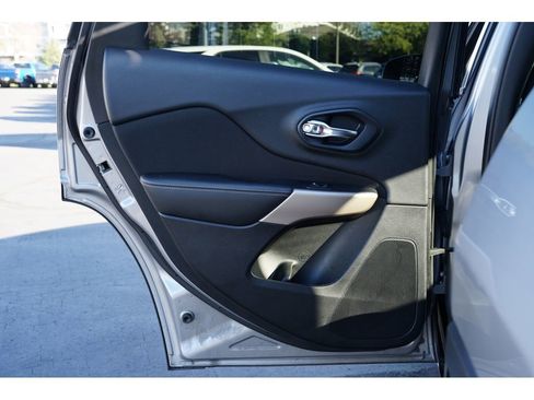 Used 2017 Jeep Cherokee Latitude image 19
