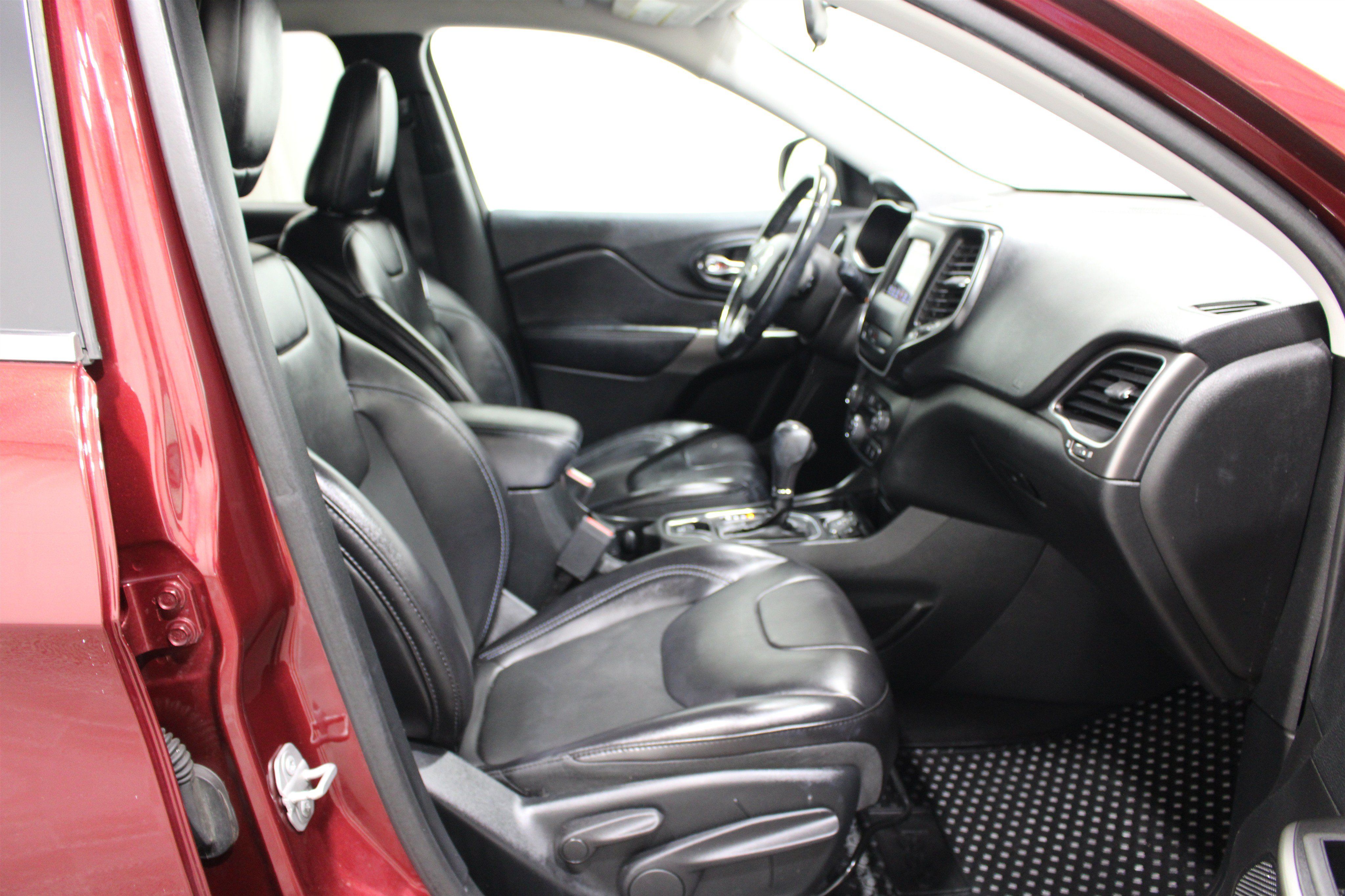 Used 2019 Jeep Cherokee Latitude Plus w/ Cold Weather Group FWD image 21