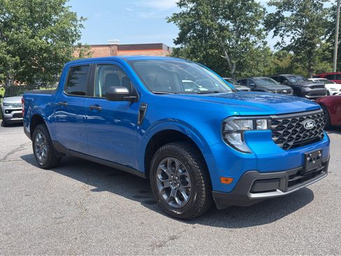 Used 2025 Ford Maverick XLT w/ Equipment Group 302A AWD/4WD image 2