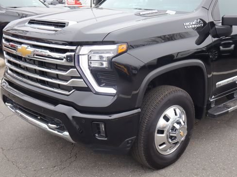 Used 2024 Chevrolet Silverado 3500 High Country w/ Technology Package image 6