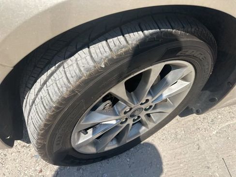 Used 2017 Ford Fusion SE w/ Fusion SE Technology Package image 8