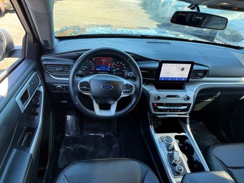 Used 2022 Ford Explorer XLT w/ Equipment Group 202A image 6