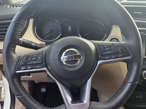 Used 2018 Nissan Rogue SV image 18