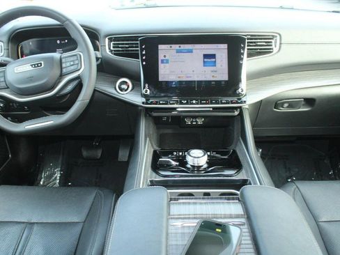 Used 2024 Jeep Wagoneer L Series II w/ Flexible Seating Group image 14