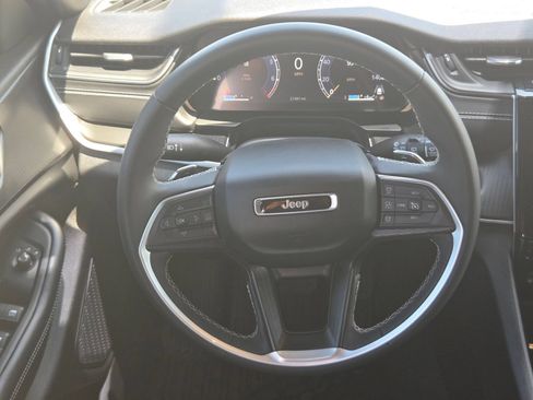 Used 2025 Jeep Grand Cherokee Laredo X RWD image 18