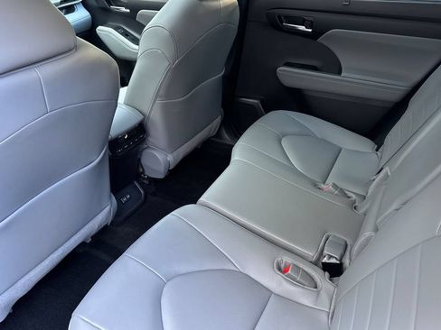Certified 2025 Toyota Highlander XLE AWD/4WD image 11