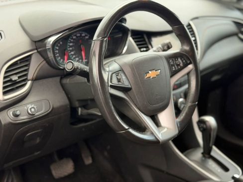 Used 2019 Chevrolet Trax LT w/ LT Convenience Package FWD image 10