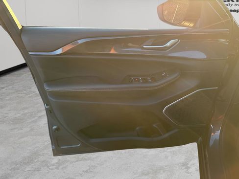 Used 2022 Jeep Grand Cherokee Laredo w/ Luxury Tech Group I image 25