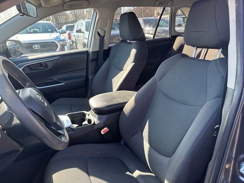 Used 2021 Toyota RAV4 LE image 15