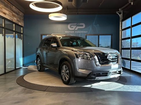 Used 2025 Nissan Pathfinder SL AWD/4WD image 1