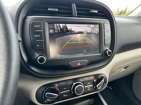 Used 2025 Kia Soul LX FWD image 19