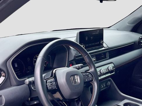 Used 2025 Honda Pilot Sport image 9