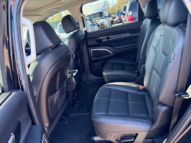 Used 2024 Kia Telluride EX w/ EX Captain's Chair Package AWD/4WD image 21