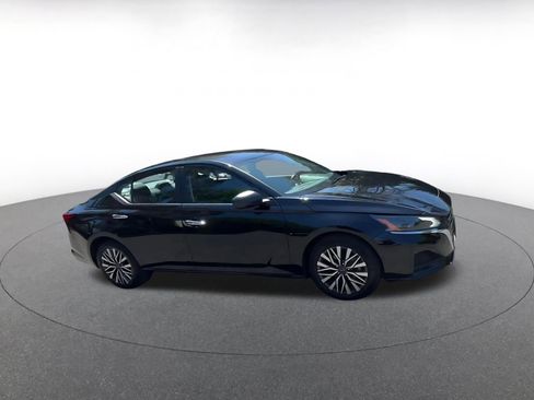 Used 2025 Nissan Altima 2.5 SV FWD image 2