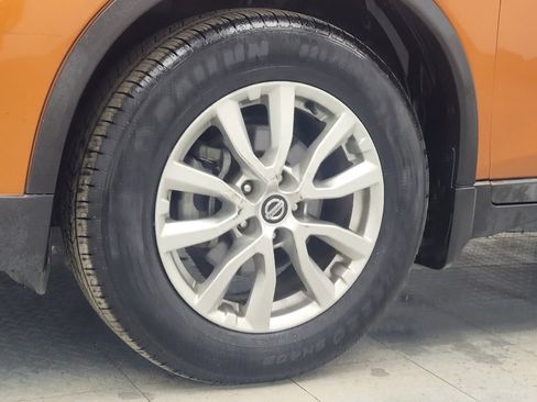 Used 2018 Nissan Rogue SV image 31