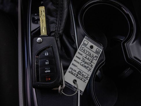 Used 2018 Toyota Camry LE FWD image 27