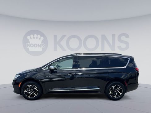 Used 2023 Chrysler Pacifica Limited w/ Uconnect Theater Family Group AWD/4WD image 7