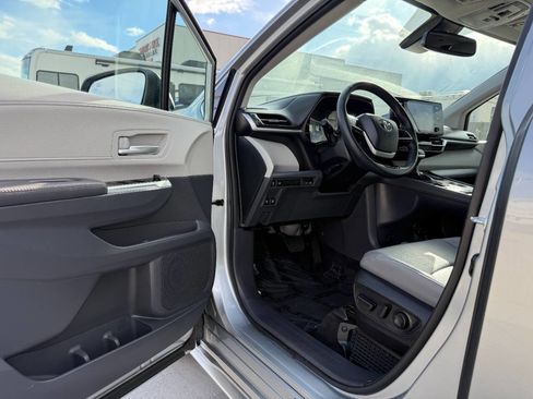Used 2023 Toyota Sienna XLE image 16