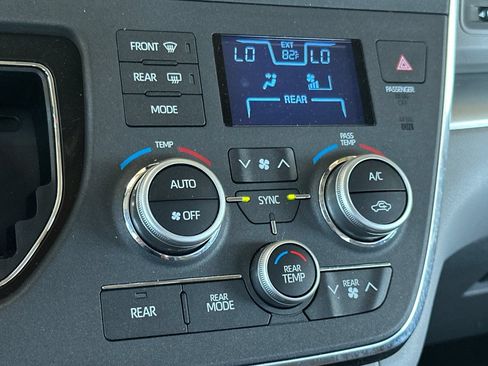Certified 2018 Toyota Sienna LE w/ Carpet Mat Package FWD image 24