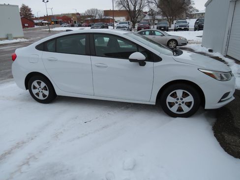 Used 2018 Chevrolet Cruze LS image 11