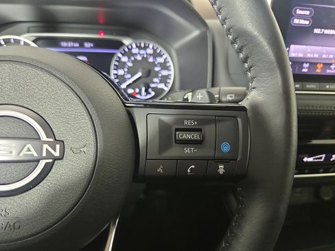 Used 2023 Nissan Rogue SL image 16