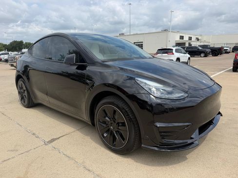 Used 2024 Tesla Model Y Long Range AWD/4WD image 2