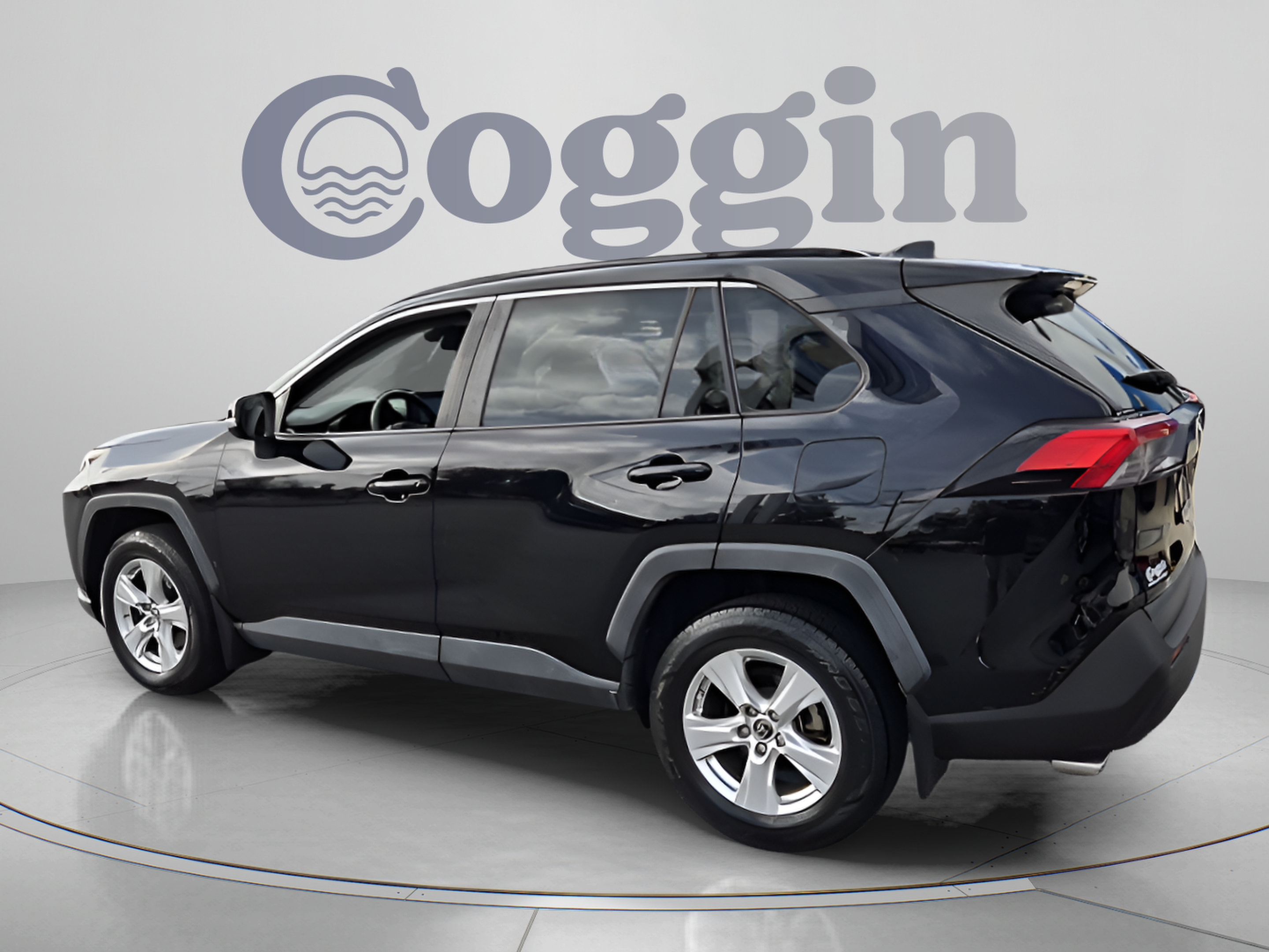 Used 2019 Toyota RAV4 XLE w/ Convenience Package FWD image 3