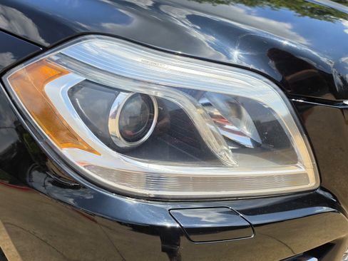 Used 2015 Mercedes-Benz GL 450 4MATIC w/ Appearance Package image 12