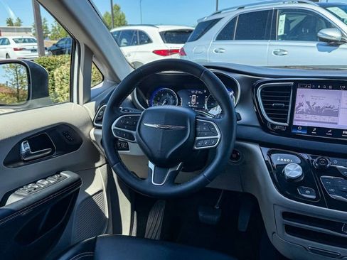 Used 2023 Chrysler Pacifica Touring-L FWD image 15