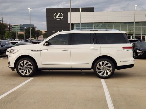 Used 2023 Lincoln Navigator Reserve image 4