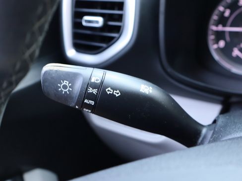 Used 2021 Hyundai Venue SEL FWD image 21