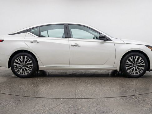 Used 2025 Nissan Altima 2.5 SV image 11