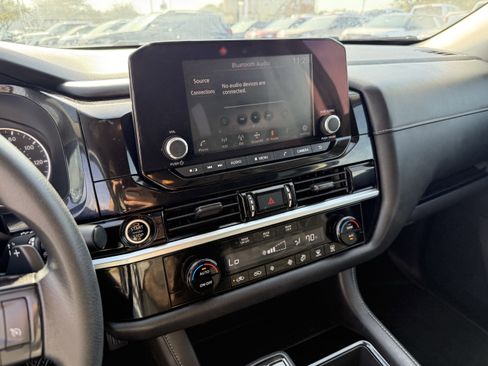 Used 2022 Nissan Pathfinder S image 18